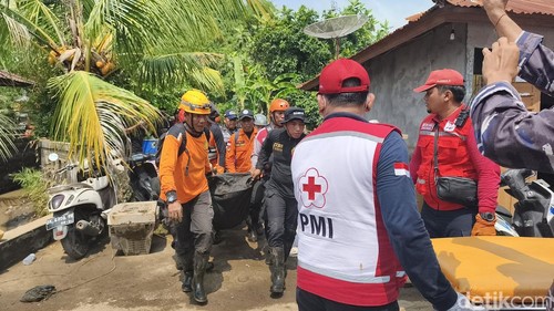 Tim SAR berhasil mengevakuasi salah satu jenazah korban banjir bandang di Desa Banjar, Buleleng, Sabtu (7/3/2026).