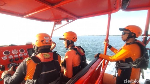 Tim SAR gabungan saat melakukan pencarian nelayan hilang di perairan Nusa Penida, Klungkung, Sabtu (7/3/2026).