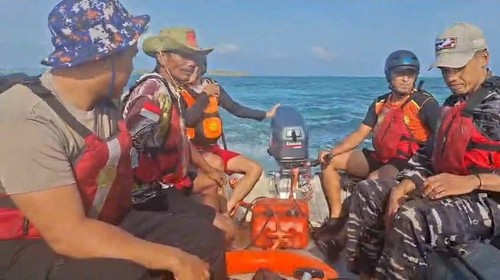 Tim SAR Mataram melakukan operasi pencarian terhadap ABK hilang akibat kapal terbalik di perairan Kaliantan, Kecamatan Jerowaru, Lombok Timur. (Foto: Dok. SAR Mataram)