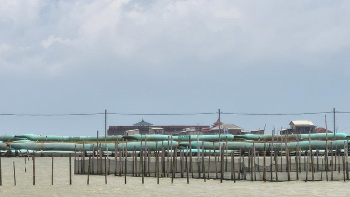 Tongkang hanyut menghantam Dukuh Tambaksari, Desa Bedono, Kecamatan Sayung, Kabupaten Demak, Sabtu (7/3/2026).