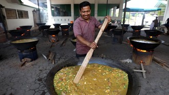 Tradisi Kenduri Nuzulul Quran di Aceh, Warga Gotong Royong Masak Kuah Beulangong