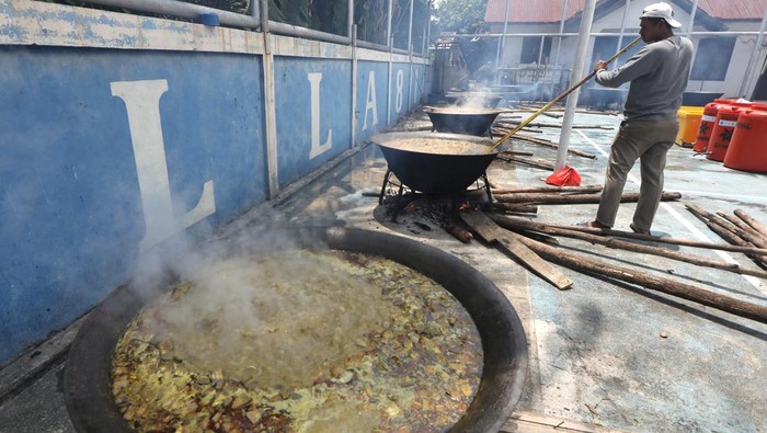 Warga memasak menu makanan tradisional khas Aceh kuah beulangong (kari daging sapi atau kerbau) di Desa Ilie, Ulee Kareng, Banda Aceh, Aceh, Sabtu (7/3/2026). Tradisi memasak menu kuliner tradisional kari daging sapi atau kerbau secara gotong royong oleh kaum laki-laki itu selain untuk dibagi-bagikan kepada warga terutama keluarga kurang mampu juga menjadi menu utama buka puasa bersama memperingati Nuzulul Quran di Kota Banda Aceh dan Kabupaten Aceh Besar. FOTO/Irwansyah Putra