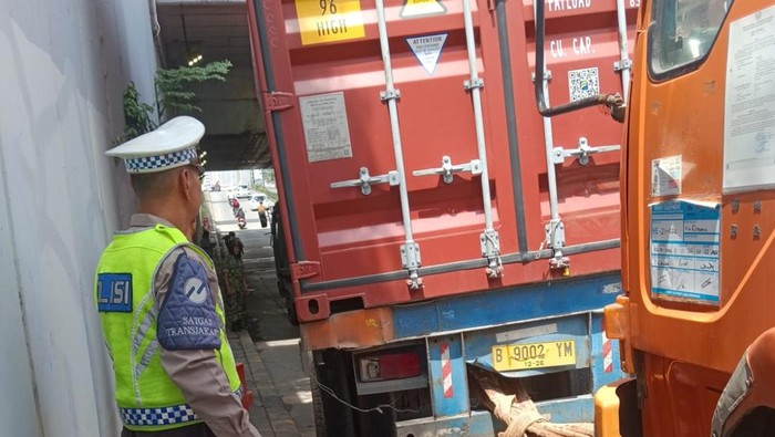 5 Fakta Mengejutkan Truk Kontainer Nyangkut di Underpass Pramuka: Kejadian yang Memicu Arus Lalin Terhambat