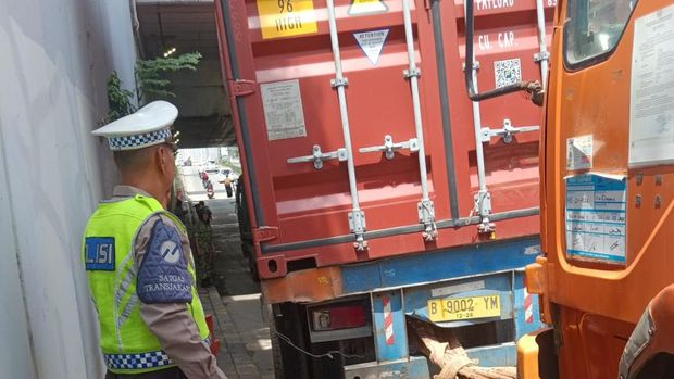 Truk Tersangkut di Underpass Pramuka Jaktim