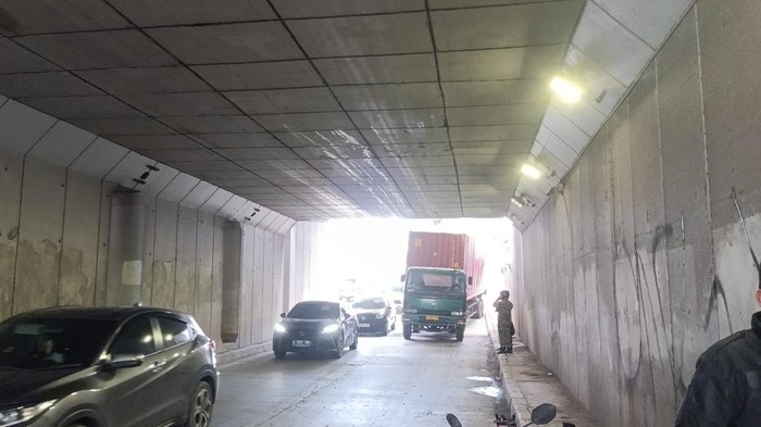 Truk Tersangkut di Underpass Pramuka Jaktim