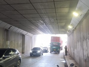 Truk Kontainer Nyangkut di Underpass Pramuka Jaktim, Lalin Macet