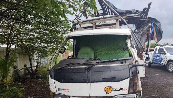 Truk yang terlibat kecelakaan di Tol Semarang-Batang, Sabtu (7/3/2026).