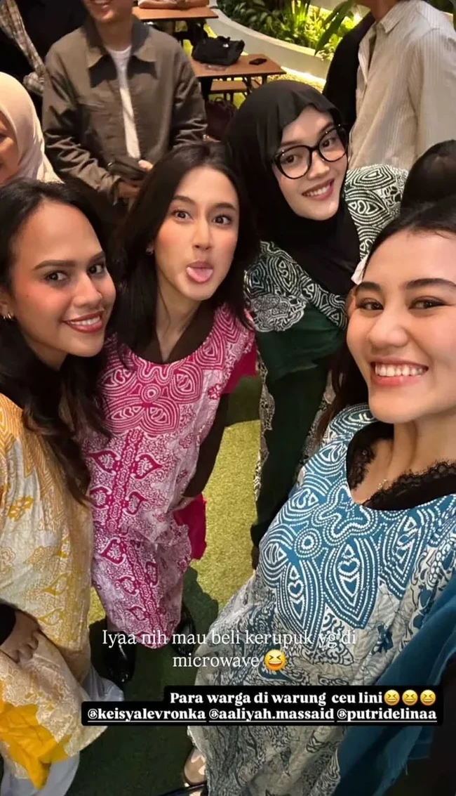 Tak hanya Mahalini yang tampil bak penjaga warung mengenakan daster, para rekan artis wanita yang hadir juga terlihat kompak kenakan daster. Aaliyah Massaid, Keisya Levronka, dan Putri Delina terlihat mengenakan dengan motif mirip, hanya berbeda-beda warna. Foto: Instagram