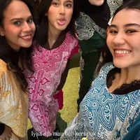 Tak hanya Mahalini yang tampil bak penjaga warung mengenakan daster, para rekan artis wanita yang hadir juga terlihat kompak kenakan daster. Aaliyah Massaid, Keisya Levronka, dan Putri Delina terlihat mengenakan dengan motif mirip, hanya berbeda-beda warna. Foto: Instagram