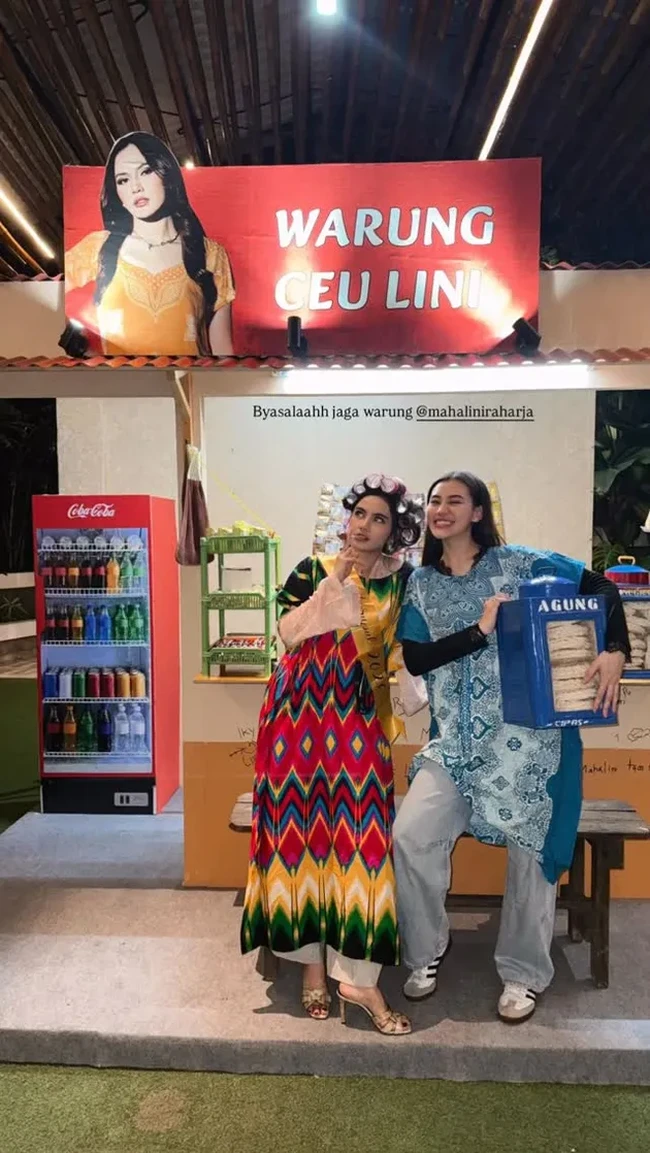 Pose bareng Mahalini, Aaliyah Massaid tampil kenakan daster biru. Totalitas, Aaliyah tampak bergaya sambil menenteng kaleng kerupuk. Foto: Instagram