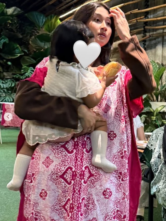 Sementara Keisya tampil kenakan daster warna merah. Ia juga sempat terlihat menggendong putri Mahalini, Selina. Foto: Instagram