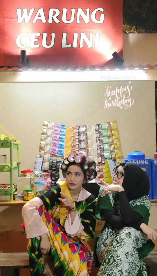 Putri Delina memilih daster berwarna hijau. Penampilannya tetap santun dengan hijab hitam yang membungkus kepalanya. Foto: Instagram