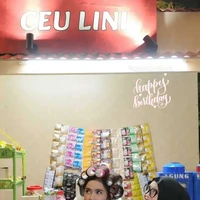 Putri Delina memilih daster berwarna hijau. Penampilannya tetap santun dengan hijab hitam yang membungkus kepalanya. Foto: Instagram