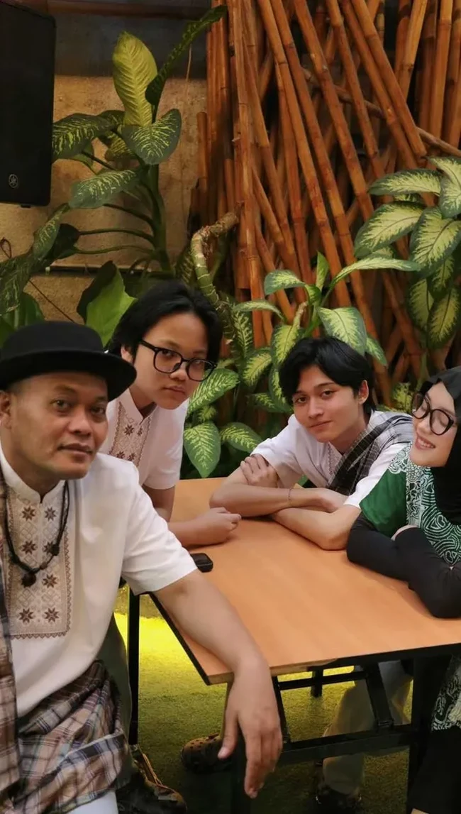 Sule dan kedua adik laki-laki Rizky Febian juga turut hadir. Mertua Mahalini itu tampil kompak dengan kedua putranya mengenakan baju koko putih dan sarung. Foto: Instagram