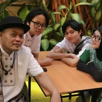 Sule dan kedua adik laki-laki Rizky Febian juga turut hadir. Mertua Mahalini itu tampil kompak dengan kedua putranya mengenakan baju koko putih dan sarung. Foto: Instagram