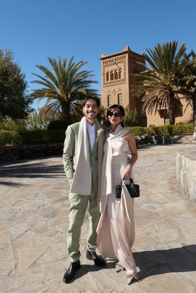 Sebelum dikabarkan meninggal, Vidi dan Sheila sempat terlihat bertolak ke Maroko untuk menghadiri pernikahan sahabat. Di momen tersebut keduanya terlihat kompak dan mesra. Foto: Instagram/@vidialdiano