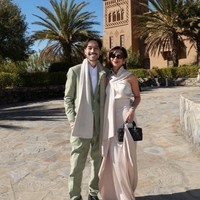 Sebelum dikabarkan meninggal, Vidi dan Sheila sempat terlihat bertolak ke Maroko untuk menghadiri pernikahan sahabat. Di momen tersebut keduanya terlihat kompak dan mesra. Foto: Instagram/@vidialdiano