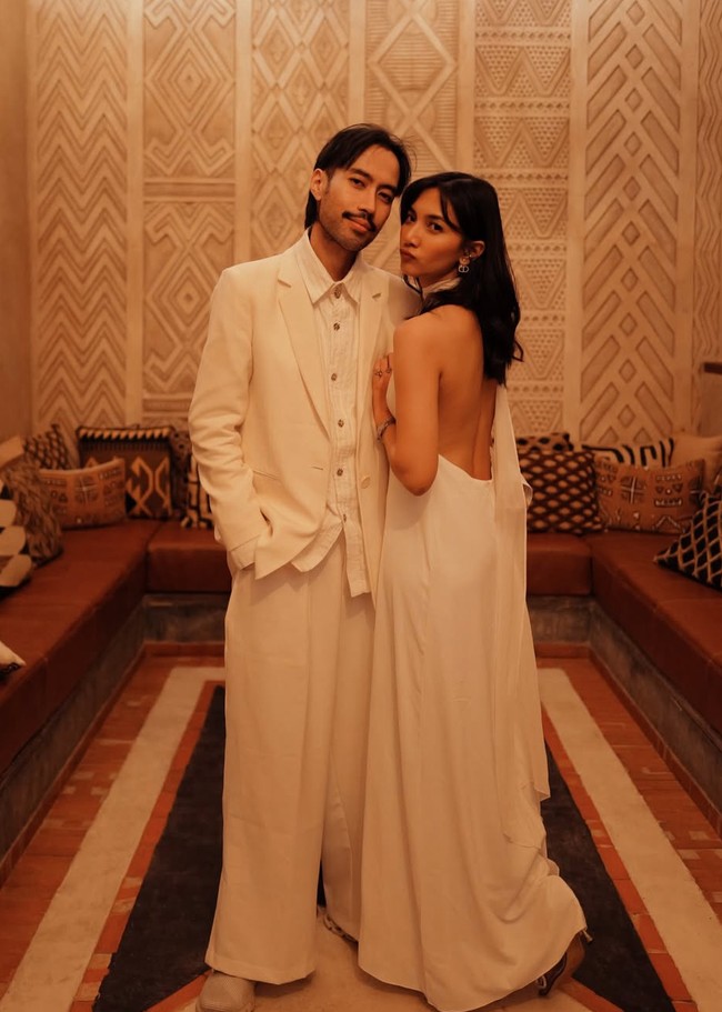 Tak pernah pamer kemesraan berlebihan, momen manis kebersamaan Vidi dan Sheila selalu berhasil bikin netizen ikut baper. Sayangnya kini kemesraan Vidi dan Sheila tinggal kenangan. Selamat jalan Vidi Aldiano! Foto: Instagram/@vidialdiano