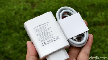 Adaptor charger 90W dan kabel charger diberikan. Foto: Adi FR/detikINET