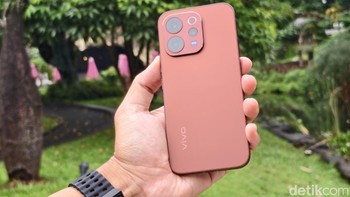 Warna coklat kemerahan terinspirasi dari kehangatan kayu cendana penuh karakter, memancarkan rasa percaya diri yang tenang dan kokoh.Foto: Adi FR/detikINET
