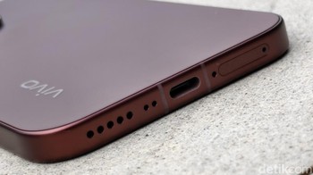 Vivo dibekali baterai BlueVolt 6500mAh dengan fast charger 90W. Foto: Adi FR/detikINET
