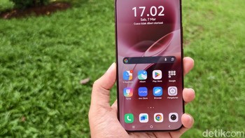 V70 Series mengusung Rounded-Corner Flat Screen dengan Ultra Slim Bezel. Vivo V70 memiliki bezel setipis 1,25 mm. Ukuran layarnya 6,59 inch dengan resolusi 1.5K Ultra Clear OLED Foto: Adi FR/detikINET