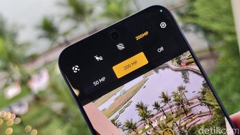 Kamera utamanya menyandang sensor 200 MP dipadukan dengan lensa wide 8 MP. Foto: Adi FR/detikINET
