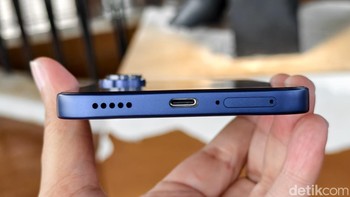 Baterainy super besar dengan kapasitas 7.000 mAh. Pengguna dijanjikandapat memutar video YouTube 43,8 jam. Foto: Adi FR/detikINET