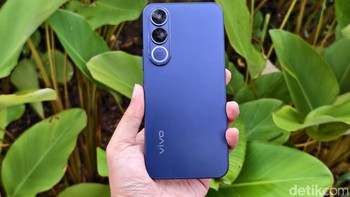 Ini adalah varian warna Ocean Blue. Selain itu Vivo V70 FE tersedia dalam balutan Muse Purple dan Titanium Silver. Foto: Adi FR/detikinet