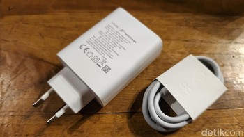 HP ini dibekali adaptor charger 90W. Mengisi penuh baterai hanya dalam wKtu 60 menit saja  Foto: Adi FR/detikINET