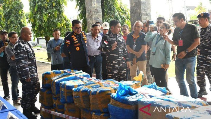 Wakil Komandan Kodaeral VIII Laksma TNI Tony Herdijanto saat memeriksa barang bukti sianida ilegal di Markas Kodaeral VIII, Sulawesi Utara, Kamis (5/3/2026) ANTARA/HO-Dispen TNI AL