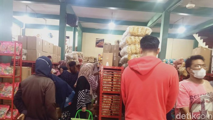 Warga Deli Serdang berburu kue kering untuk lebaran. (Rindi Antika/detikSumut)