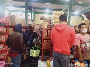 Antusias Jelang Lebaran, Warga Deli Serdang Serbu Toko Kue Kering