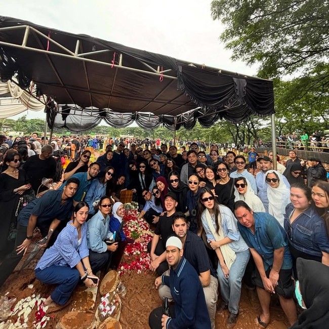 Makna Pakaian Biru Para Pelayat Vidi Aldiano