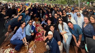 Makna Pakaian Biru Para Pelayat Vidi Aldiano