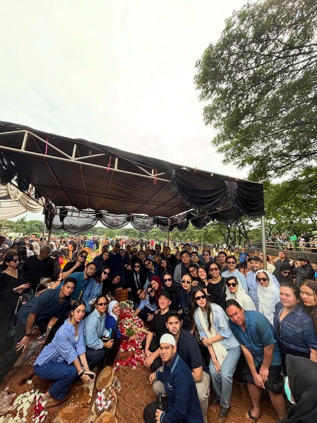 Makna Pakaian Biru Para Pelayat Vidi Aldiano