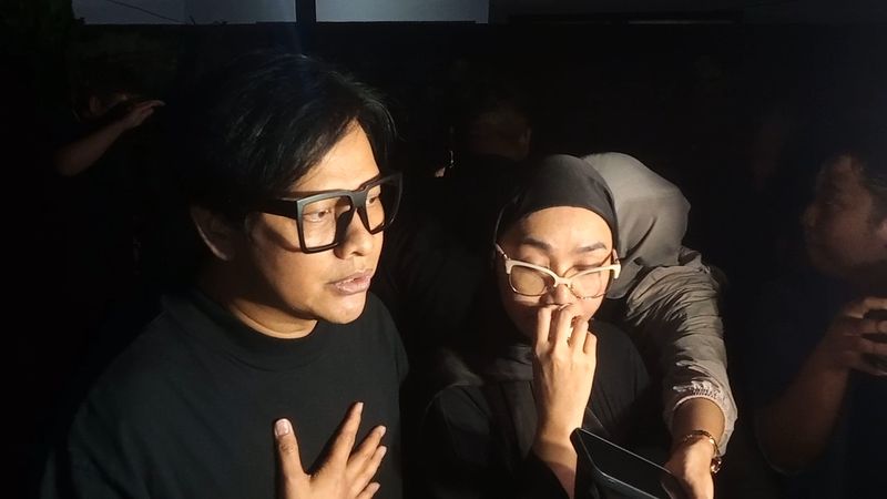 Armand Maulana dan Dewi Gita datang melayat ke rumah duka Vidi Aldiano di kawasan Cilandak, Jakarta Selatan, pada Sabtu (7/3/2026).