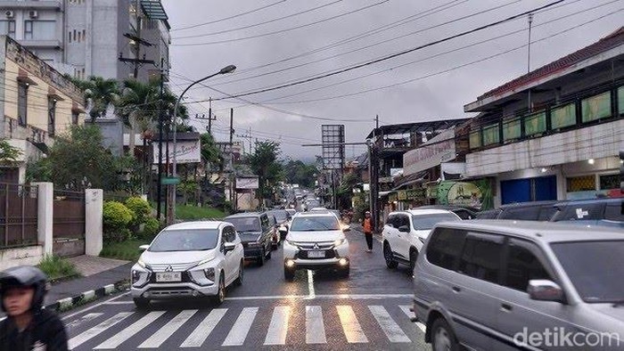 Arus Lalu Lintas di jalur utama Kota Batu mengalami kepadatan
