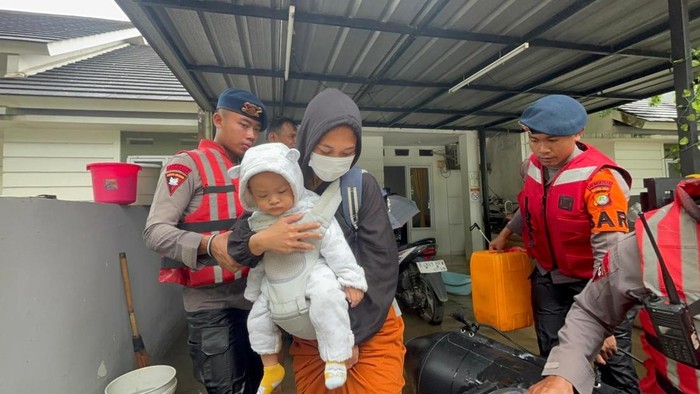 Brimob evakuasi balita hingga anak-anak dari banjir di kawasan Ciledug, Tangerang.