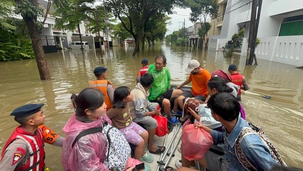 Banjir Polisi evakuasi warga di Ciledug dari banjir.
