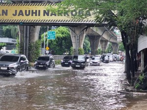 Banjir di Mampang Jaksel, Lalu Lintas Tersendat