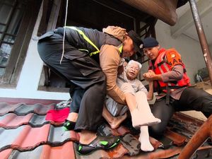 Banjir di Mampang Jaksel, Brimob Polda Evakuasi Lansia hingga Anak-anak