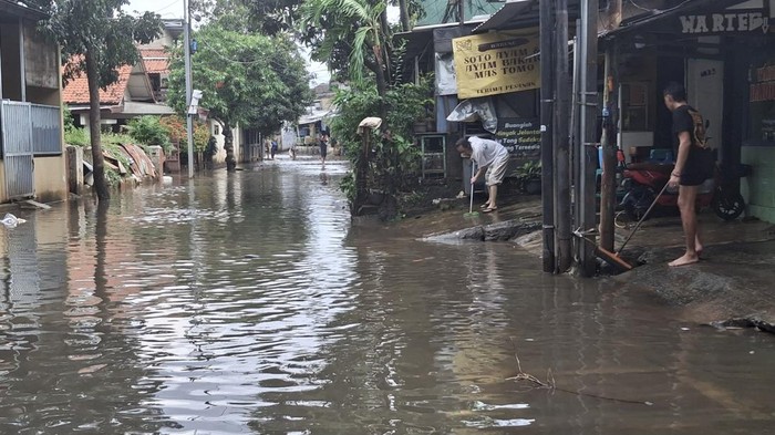 Banjir di Pela Mampang, Jakarta Selatan, berangsur surut.