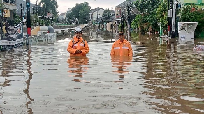 Banjir melanda Tangerang Selatan setelah hujan deras, menggenangi 8 titik. (dok.BPBD Tangerang Selatan)