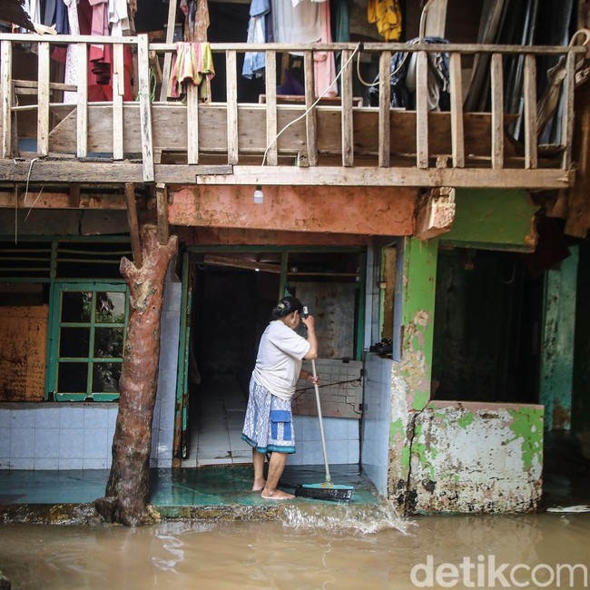 Banjir Mulai Surut, Warga Bantaran Kali Ciliwung Bersih-bersih