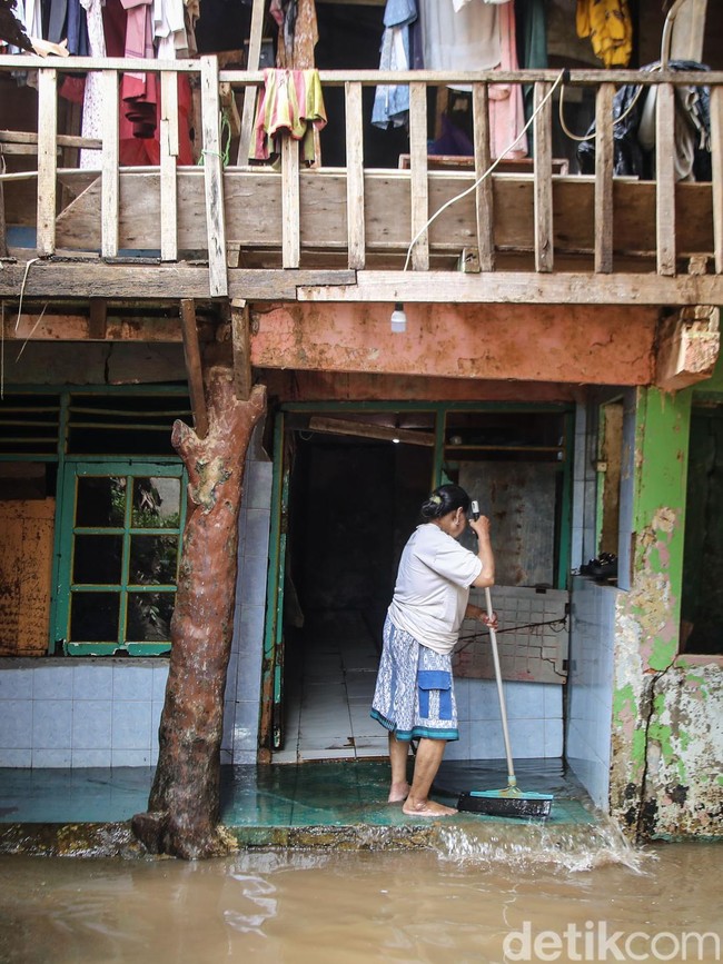 Banjir Mulai Surut, Warga Bantaran Kali Ciliwung Bersih-bersih