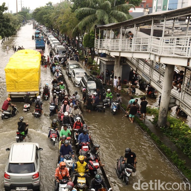 Banjir Picu Kemacetan di Kawasan Taman Kota Jakbar