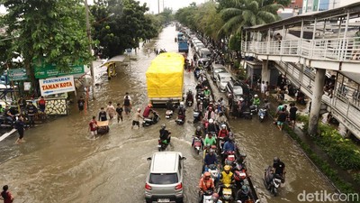 Banjir Picu Kemacetan di Kawasan Taman Kota Jakbar
