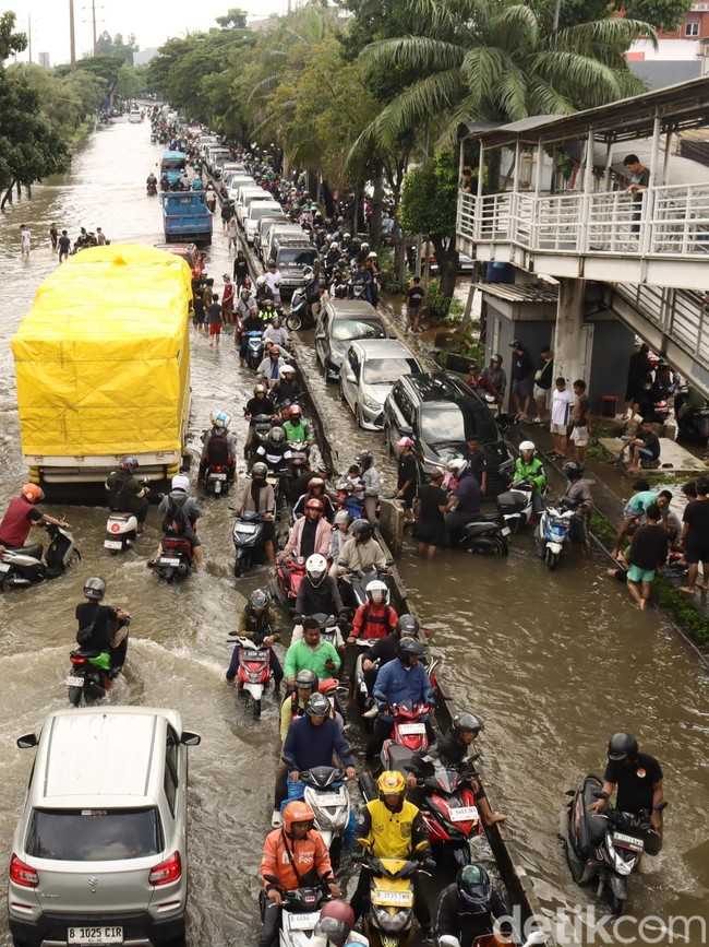 Banjir Picu Kemacetan di Kawasan Taman Kota Jakbar