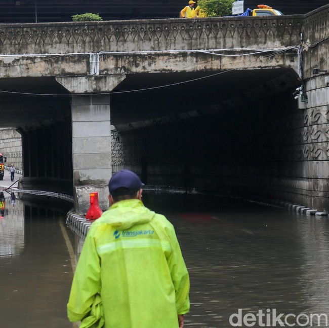 Banjir Rendam Underpass Mampang, Akses Jalan Ditutup Sementara